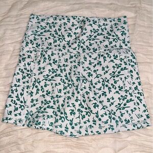 Leaf print echt shorts with back pocket !